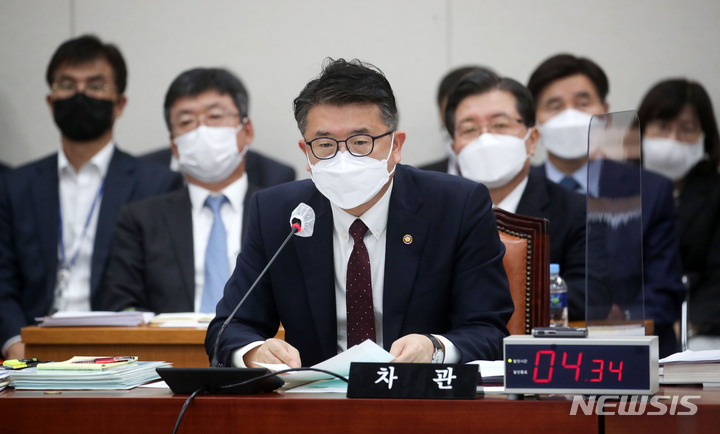 [서울=뉴시스] 김선웅 기자 = 장상윤 교육부 차관이 지난 21일 서울 여의도 국회 교육위원회에서 열린 국정감사 교육부 등에 대한 종합감사에서 의원 질의에 답변하고 있다. 2022.10.22. mangusta@newsis.com