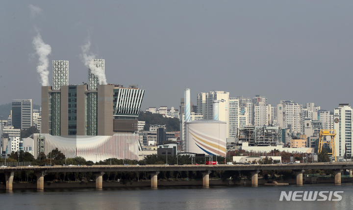[서울=뉴시스] 김금보 기자 = 21일 오후 서울 마포구 한국중부발전 서울발전본부 굴뚝에서 LNG 전력발전으로 인한 수증기가 나오고 있다. 생산자 물가가 산업용 도시가스 가격 인상 등을 이유로 한달 만에 상승 전환됐다. 한국은행에 따르면 9월 생산자물가지수는 8월보다 0.2% 오른 120.16으로 집계됐다. 전월 대비 기준 품목별 등락률은 도시가스가 6.3% 오르면서 전력·수도 등이 함께 2.5% 오른 것으로 나타났다. 2022.10.21. kgb@newsis.com