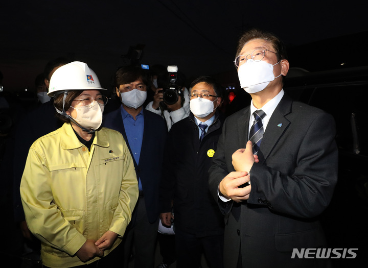 [안성=뉴시스] 김종택기자 = 이재명 더불어민주당 대표가 21일 오후 경기도 안성시 원곡면 저온물류창고 신축공사장 사고현장을 찾아 현장점검을 하고 있다. 2022.10.21. jtk@newsis.com