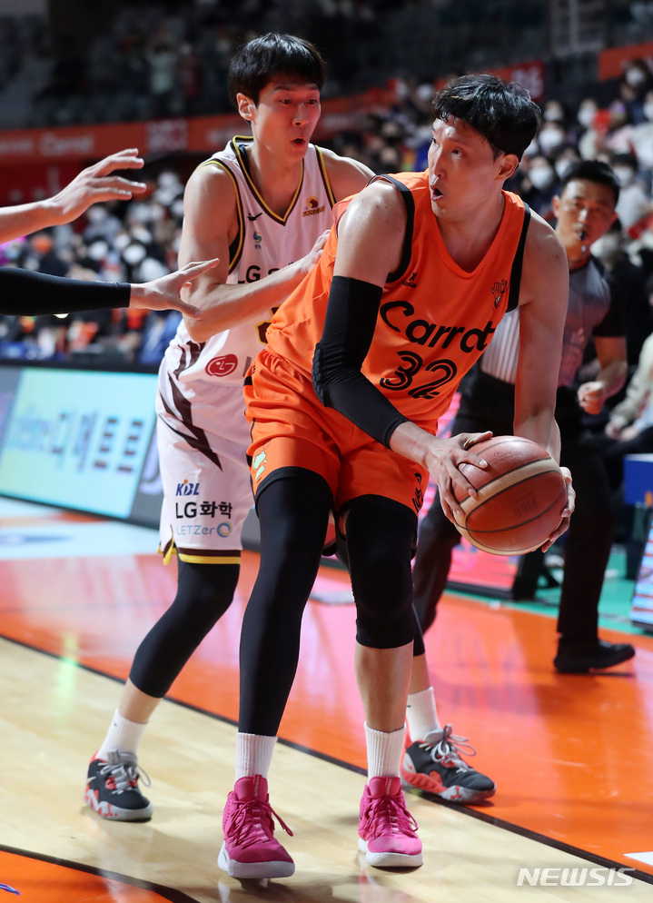 [고양=뉴시스] 이영환 기자 = 21일 오후 경기 고양시 고양체육관에서 열린 2022-2023 프로농구 창원 LG 대 고양 캐롯의 경기 3쿼터, 고양 이종현이 패스할 곳을 찾고 있다. 2022.10.21. 20hwan@newsis.com