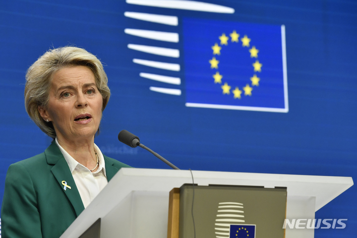 [브뤼셀(벨기에)=AP/뉴시스]우르줄라 폰데어라이엔 유럽연합(EU) 집행위원장이 지난해 10월21일(현지시간) 벨기에 브뤼셀에서 마무리 된 EU정상회의 뒤 기자회견에서 발언하고 있다. 2022.10.21.