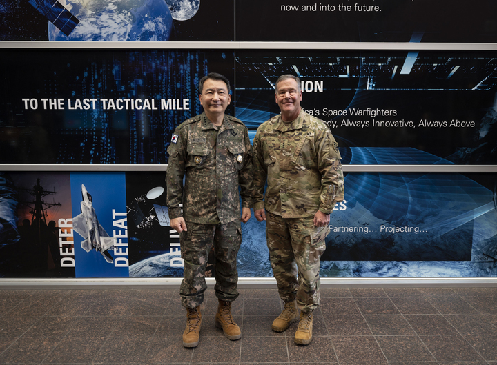 [서울=뉴시스] 김의겸 합참의장(사진 왼쪽)이 21일 미 우주사령부를 방문해 기념촬영을 하고 있다. (사진=합참) 2022.10.22. photo@newsis.com *재판매 및 DB 금지