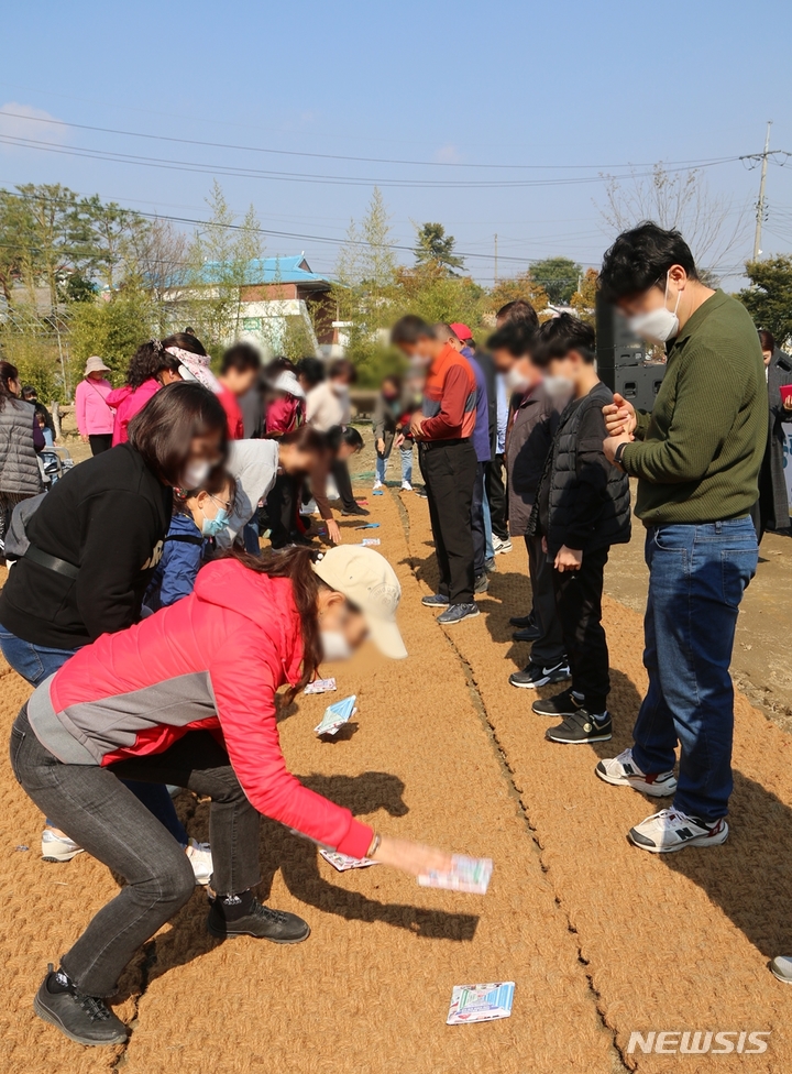 [증평=뉴시스] 강신욱 기자 = 장뜰두레농요보존회가 주최하고 증평들노래축제추진위원회가 주관한 2022 증평들노래축제가 22일 충북 증평군 증평읍 남하리 증평민속체험박물관 일대에서 개막한 가운데 딱지왕 선발대회가 열리고 있다. 2022.10.22. ksw64@newsis.com 