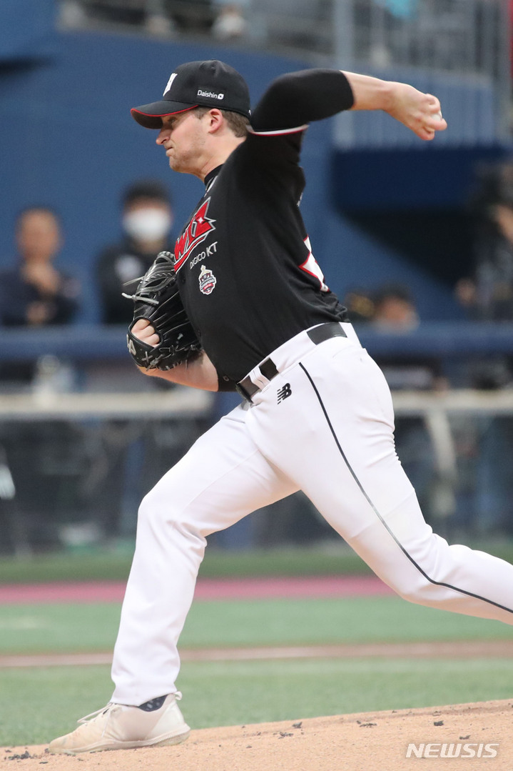 [서울=뉴시스] 권창회 기자 = 22일 오후 서울 구로구 고척스카이돔에서 열린 2022 KBO 포스트시즌 준플레이오프 5차전 KT 위즈 대 키움 히어로즈의 경기, 1회 말 KT 선발투수 벤자민이 역투하고 있다. 2022.10.22. kch0523@newsis.com