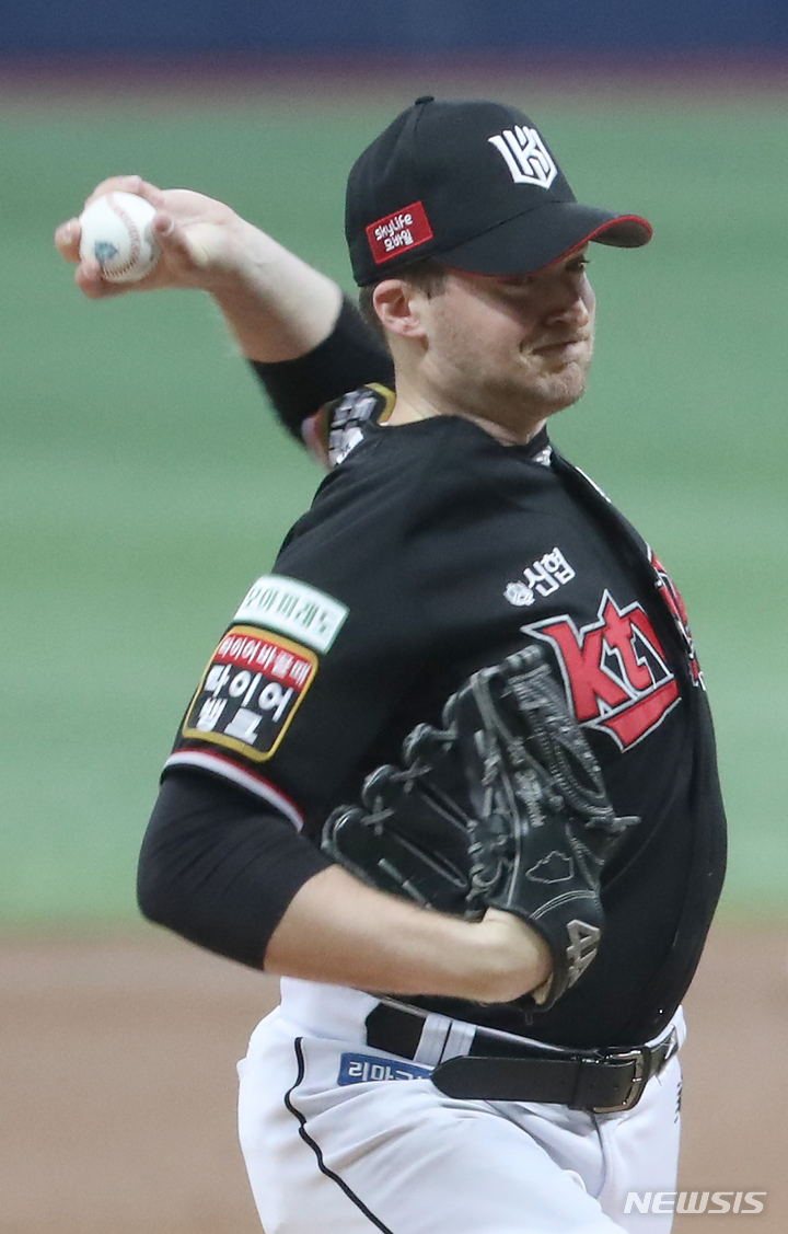 [서울=뉴시스] 김금보 기자 = 22일 서울 구로구 고척스카이돔에서 열린 2022 KBO 포스트시즌 준플레이오프 5차전 KT 위즈 대 키움 히어로즈의 경기, 1회말 KT 선발 벤자민이 투구하고 있다. 2022.10.22. kgb@newsis.com