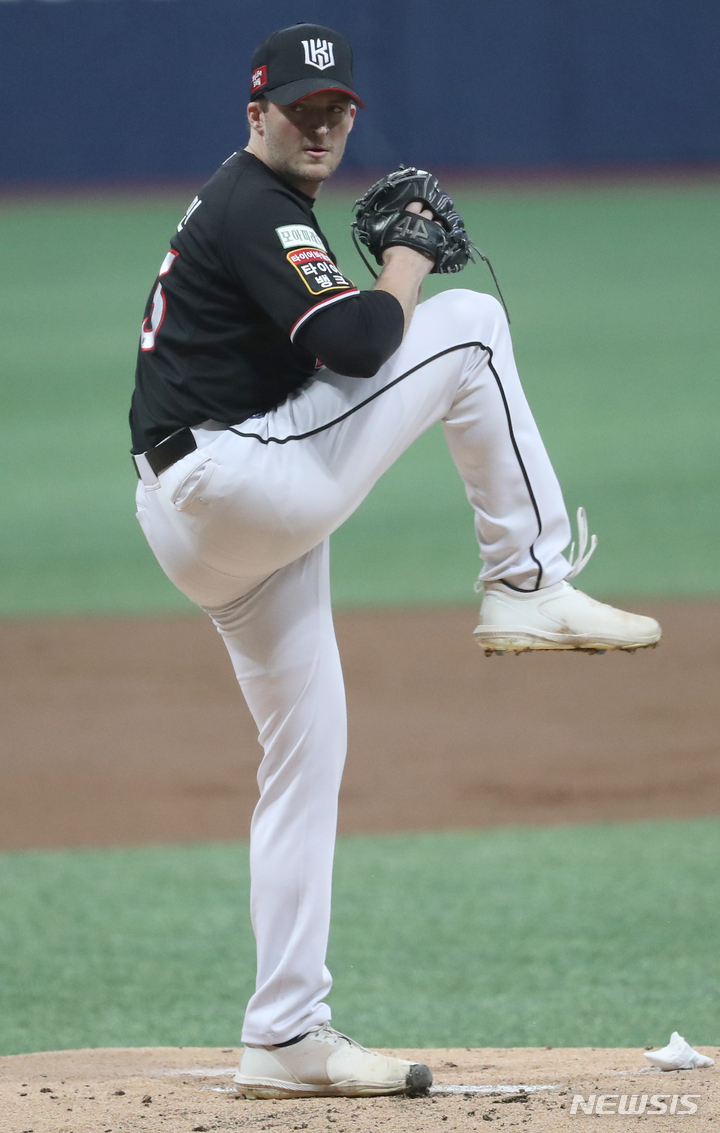 [서울=뉴시스] 김금보 기자 = 22일 서울 구로구 고척스카이돔에서 열린 2022 KBO 포스트시즌 준플레이오프 5차전 KT 위즈 대 키움 히어로즈의 경기, 1회말 KT 선발 벤자민이 투구하고 있다. 2022.10.22. kgb@newsis.com