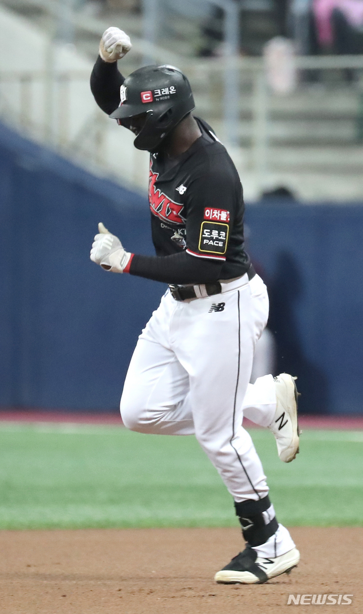 [서울=뉴시스] 김금보 기자 = 22일 서울 구로구 고척스카이돔에서 열린 2022 KBO 포스트시즌 준플레이오프 5차전 KT 위즈 대 키움 히어로즈의 경기, 3회초 2사 주자없는 상황 KT 알포드가 역전 1점 홈런을 치고 베이스를 돌며 세리머니를 하고 있다. 2022.10.22. kgb@newsis.com