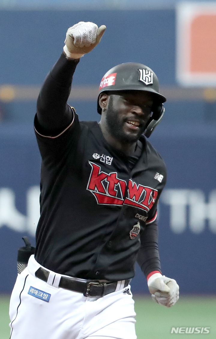 [서울=뉴시스] 김금보 기자 = 22일 서울 구로구 고척스카이돔에서 열린 2022 KBO 포스트시즌 준플레이오프 5차전 KT 위즈 대 키움 히어로즈의 경기, 3회초 2사 주자없는 상황 KT 알포드가 역전 1점 홈런을 치고 베이스를 돌며 세리머니를 하고 있다. 2022.10.22. kgb@newsis.com