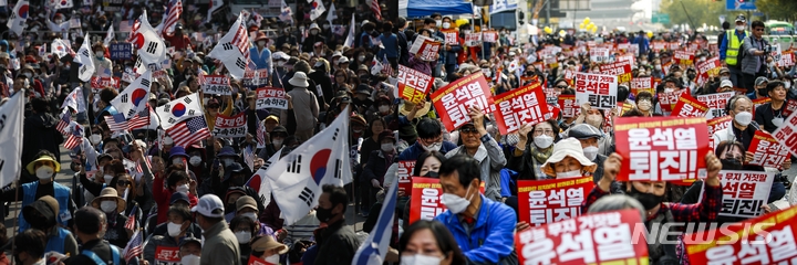 [서울=뉴시스] 정병혁 기자 = 서울 도심에서 자유통일당 등 보수단체와 촛불승리전환행동을 비롯한 진보단체의 집회가 열린 가운데 22일 서울 도심에서 열린 집회 참가자들이 구호를 외치고 있다. 경찰은 이날 집회에 최대 10만명이 참가할 것으로 예상된다며 대중교통 이용과 차량 우회를 당부했다.  2022.10.22. jhope@newsis.com