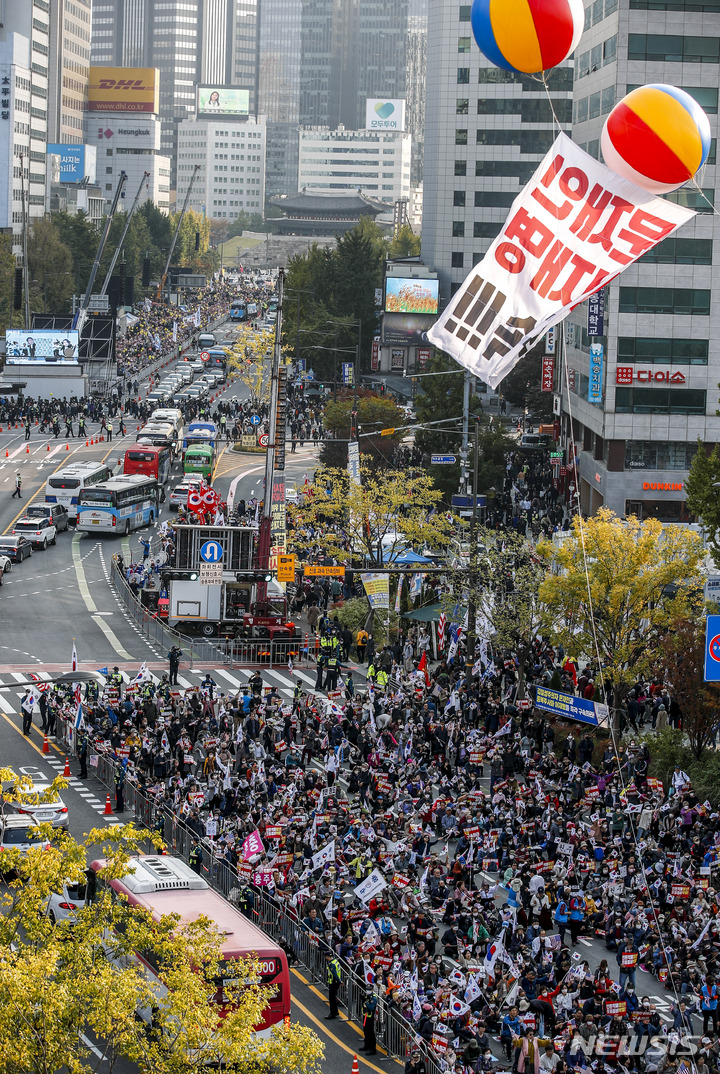 [서울=뉴시스] 정병혁 기자 = 서울 도심에서 자유통일당 등 보수단체와 촛불승리전환행동을 비롯한 진보단체의 집회가 열린 22일 서울 도심에서 열린 집회 참가자들이 구호를 외치고 있다. 경찰은 이날 집회에 최대 10만명이 참가할 것으로 예상된다며 대중교통 이용과 차량 우회를 당부했다. 2022.10.22. jhope@newsis.com