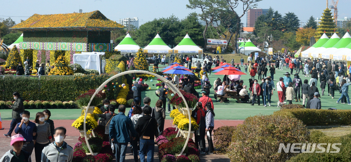 [익산=뉴시스] 김얼 기자 = 전북 익산시 중앙체육공원에서 제19회 익산 천만송이 국화축제가 한창인 22일 국화축제를 관람하기 위해 몰린 시민들로 장내가 북적이고 있다. 2022.10.22. pmkeul@newsis.com