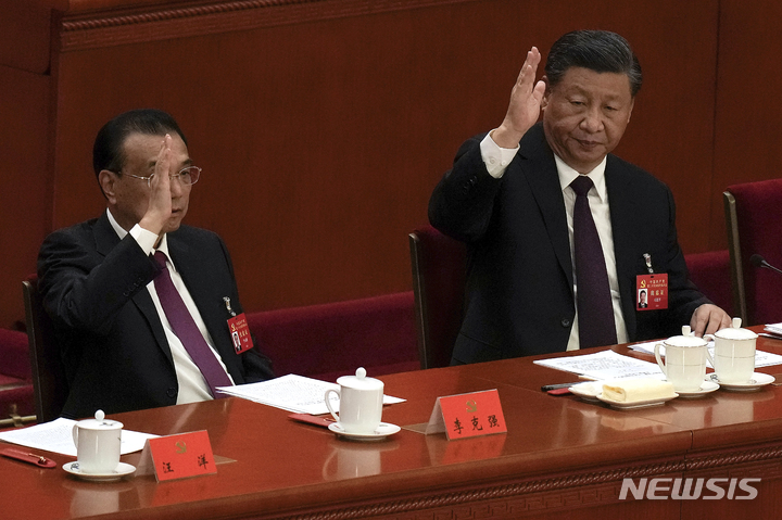 [베이징=AP/뉴시스] 지난 22일 중국 공산당 20차 전국대표대회(당대회) 폐막식에 참석한 시진핑 중국 국가주석(오른쪽)과 리커창 총리의 모습. 