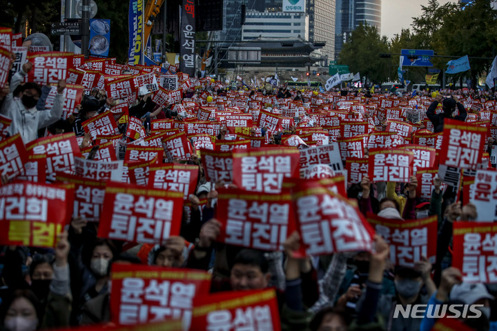 [서울=뉴시스] 정병혁 기자 = 지난 22일 서울 중구 태평로에서 열린 촛불행동 김건희 특검 윤석열 퇴진 11차 전국집중 촛불대행진에서 참가자들이 촛불을 들고 구호를 외치고 있다. 2022.10.22. jhope@newsis.com