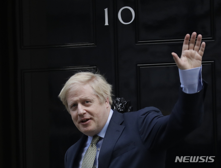 [런던=AP/뉴시스] 보리스 존슨 전 영국 총리가 지난 13일 버킹엄 궁에서 엘리자베스 여왕 추모식에 참석한 뒤 10 다우닝 스트리트로 돌아가고 있다. 보리스 존슨 전 총리는 23일(현지시간) 차기 총리직 불출마를 선언하면서 리시 수낵 전 재무장관의 당선이 유력해졌다. 2022.10.24.