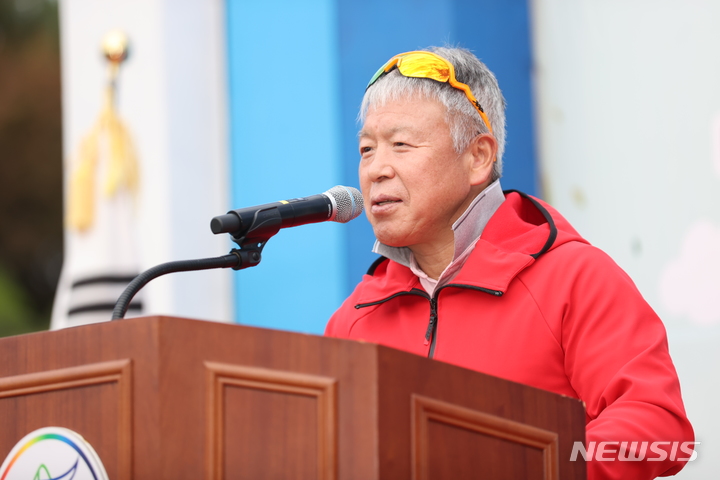 [고성(경남)=뉴시스] 신정철 기자= 엄홍길 대장과 함께하는 '제10회 거류산 등산축제'가 지난 22일 고성군 거류면 엄홍길 전시관 및 거류산 일원에서 전국의 등반객 500여명이 참가한 가운데 성황리에 개최됐다. 사진은 엄홍길 대장의 축사 모습.(사진=고성군 제공).2022.10.23. photo@newsis.com *재판매 및 DB 금지