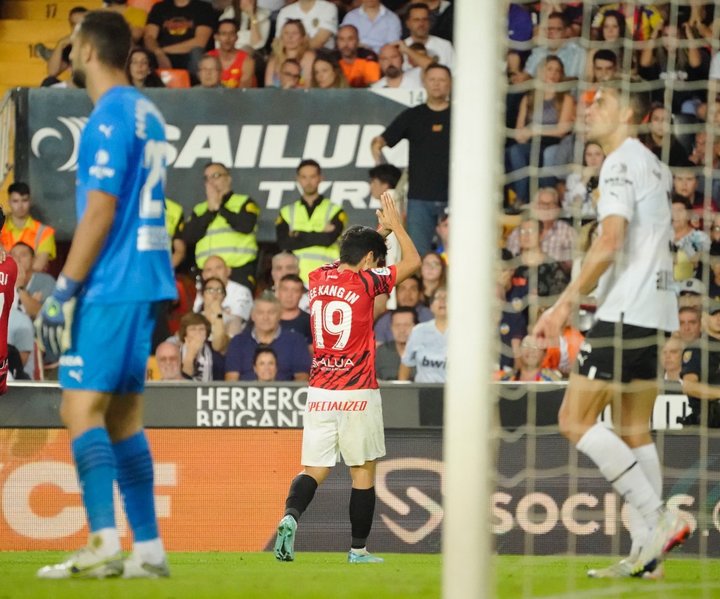 마요르카의 이강인(가운데)이 23일(한국시간) 스페인 발렌시아 메스탈라에서 열린 발렌시아와 2022~23 스페인 프리메라리가 11라운드 원정경기에서 후반 38분 역전 결승골을 넣은 뒤 친정팀 발렌시아에 미안하다는 제스처로 골 세리머니를 대신하고 있다. (출처=마요르카 구단 공식 SNS) 2022.10.23. *재판매 및 DB 금지