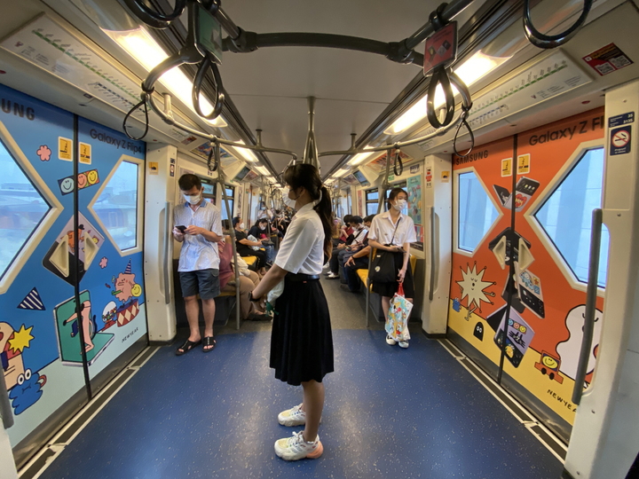 [서울=뉴시스] 갤럭시Z플립4와 태국 현지 디자이너의 다양한 캐릭터로 랩핑된 태국 방콕 수쿰빗 라인 스카이 트레인. (사진=삼성전자 제공) 2022.10.23 *재판매 및 DB 금지