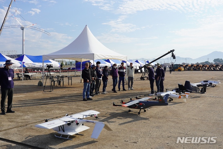 [사천=뉴시스] 홍정명 기자= 지난 22일 경남 사천시 아론비행선박 사천조선소에서 '2022년 국제 PAV 기술 경연대회' 지상·공중 운용 심사가 진행되고 있다.(사진=경남도 제공)2022.10.23.&nbsp; photo@newsis.com