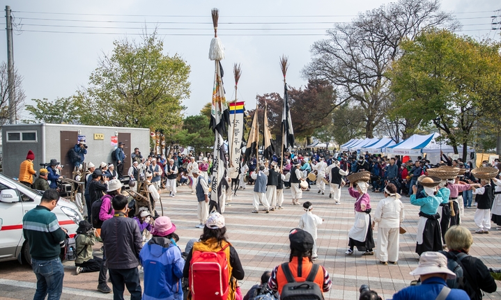 [증평=뉴시스] 강신욱 기자 = 충북 증평군 증평읍 남하리 증평민속체험박물관 일대에서 열린 증평들노래축제에서 장뜰두레농요보존회가 두레농요를 시연하고 있다. 2022.10.23. photo@newsis.com&nbsp; *재판매 및 DB 금지