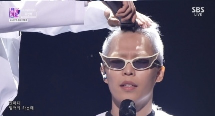 [서울=뉴시스] '인기가요' 이찬혁 삭발 퍼포먼스. 2022.10.23. (사진 = SBS 캡처) photo@newsis.com*재판매 및 DB 금지 *재판매 및 DB 금지