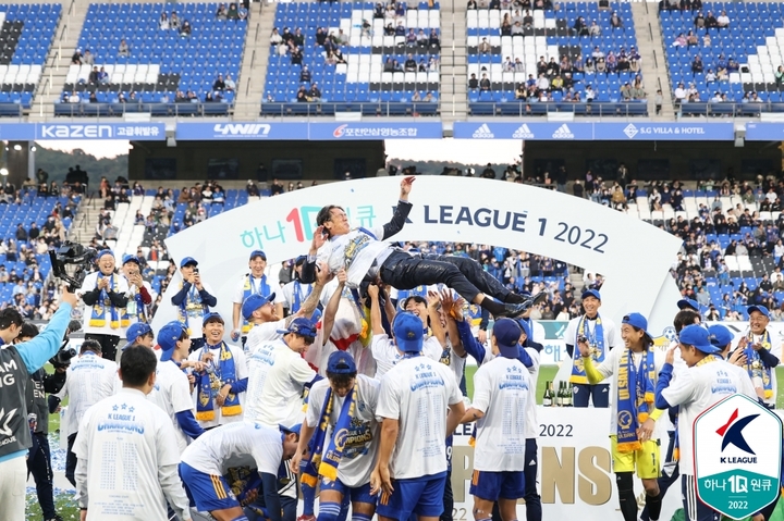 [서울=뉴시스]울산 현대 홍명보 감독, 우승 세리머니. (사진=프로축구연맹 제공)