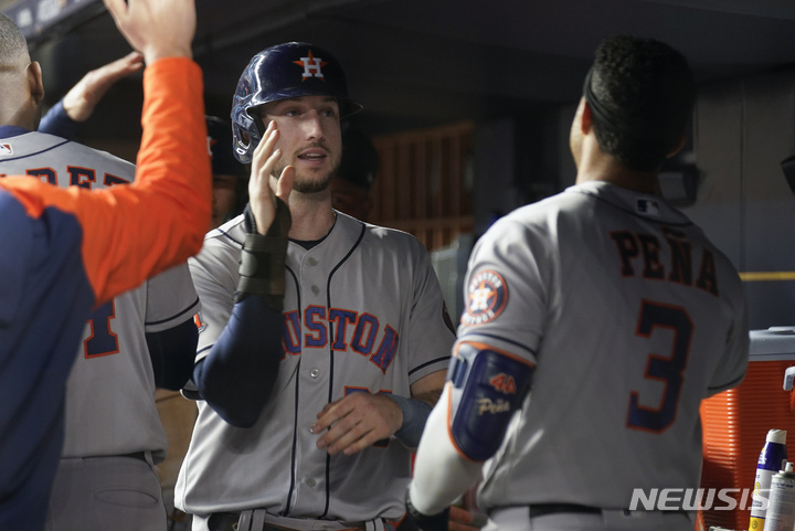 [뉴욕=AP/뉴시스] 휴스턴 애스트로스의 카일 터커(왼쪽)가 23일(한국시간) 미국 뉴욕 브롱크스 양키 스타디움에서 열린 뉴욕 양키스와 2022 MLB 아메리칸리그 챔피언십 시리즈 3차전에서 6회 초 득점을 하고 덕아웃에 들어온 뒤 제레미 페냐의 축하를 받고 있다. 2022.10.23.