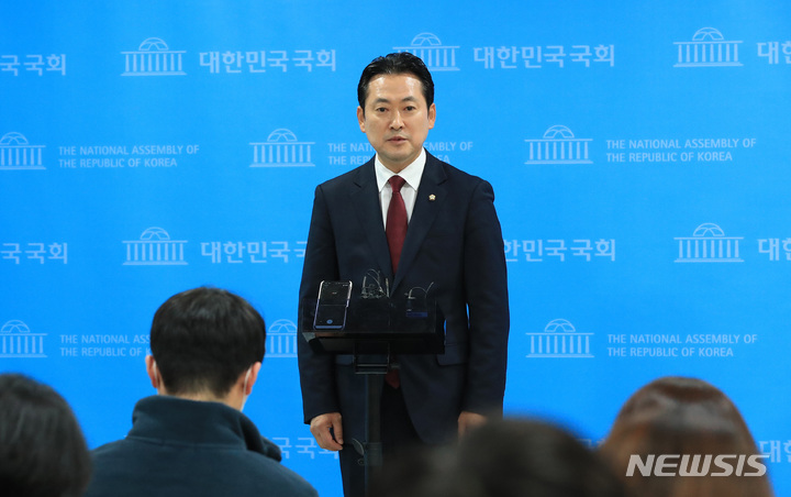 [서울=뉴시스] 전진환 기자 = 장동혁 국민의힘 원내대변인이 23일 서울 영등포구 여의도 국회 소통관에서 이재명 대표 특검 제안 관련 브리핑을 마치고 기자들 질문에 답하고 있다. (공동취재사진) 2022.10.23. photo@newsis.com