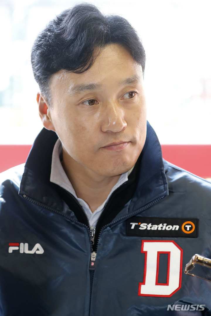 [인천=뉴시스] 최동준 기자 = 이승엽 두산 베어스 감독이 23일 인천 SSG 랜더스필드에서 열린 SSG 랜더스와 연습경기 전 취재진 질문을 듣고 있다. 2022.10.23. photocdj@newsis.com