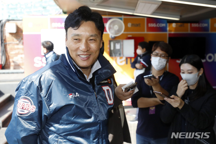 [인천=뉴시스] 최동준 기자 = 이승엽 두산 베어스 감독이 23일 인천 SSG 랜더스필드에서 열린 SSG 랜더스와 연습경기 전 취재진 질문에 답변하고 있다. 2022.10.23. photocdj@newsis.com