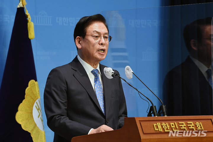 [서울=뉴시스] 전진환 기자 = 정우택 국민의힘 의원이 23일 서울 여의도 국회 소통관에서 국회부의장 출마 기자회견을 하고 있다. (공동취재사진) 2022.10.23. photo@newsis.com