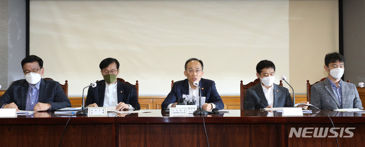 [서울=뉴시스] 김진아 기자 = 추경호(가운데) 경제부총리 겸 기획재정부 장관이 23일 오후 서울 중구 은행회관에서 열린 비상 거시경제 금융회의를 마친 후 브리핑을 하고 있다. 왼쪽부터 최상목 대통령실 경제수석비서관, 이창용 한국은행 총재, 추 부총리, 김주현 금융위원장, 이복현 금융감독원장. 2022.10.23. bluesoda@newsis.com