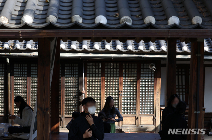[서울=뉴시스] 조성우 기자 = 지난해 10월23일 오후 서울 종로구 북촌문화센터에서 열린 '2022 북촌의 날' 문화 축제를 찾은 시민들이 휴식을 취하고 있다. 2023.05.28. xconfind@newsis.com