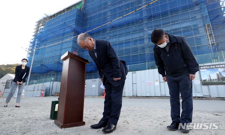 [안성=뉴시스] 추상철 기자 = 안찬규(왼쪽) SGC이테크건설 대표이사가 23일 오후 경기 안성시 원곡면 저온물류창고 신축공사 사고현장에서 근로자 추락 사망사고와 관련 기자회견을 열고 고개숙여 사과하고 있다. 2022.10.23. scchoo@newsis.com