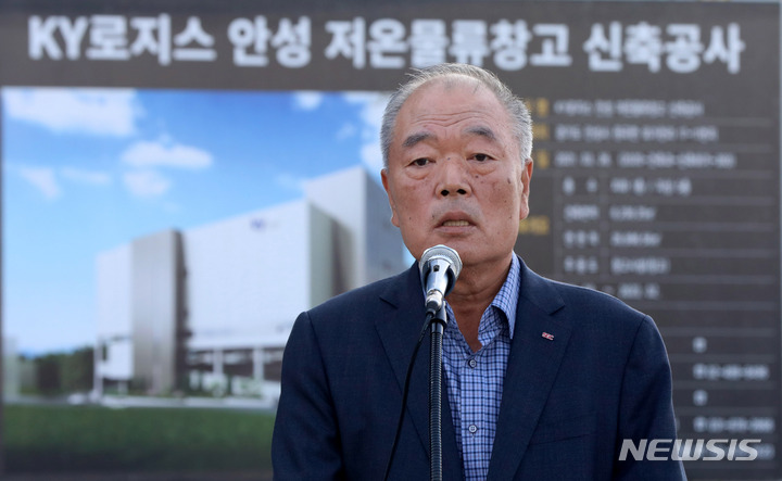 [안성=뉴시스] 추상철 기자 = 안찬규 SGC이테크건설 대표이사가 23일 오후 경기 안성시 원곡면 저온물류창고 신축공사 사고현장에서 근로자 추락 사망사고와 관련 사과문 발표를 하고 있다. 2022.10.23. scchoo@newsis.com