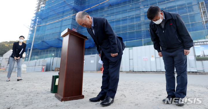 [안성=뉴시스] 추상철 기자 = 안찬규(왼쪽) SGC이테크건설 대표이사가 23일 오후 경기 안성시 원곡면 저온물류창고 신축공사 사고현장에서 근로자 추락 사망사고와 관련 기자회견을 열고 고개숙여 사과하고 있다. 2022.10.23. scchoo@newsis.com