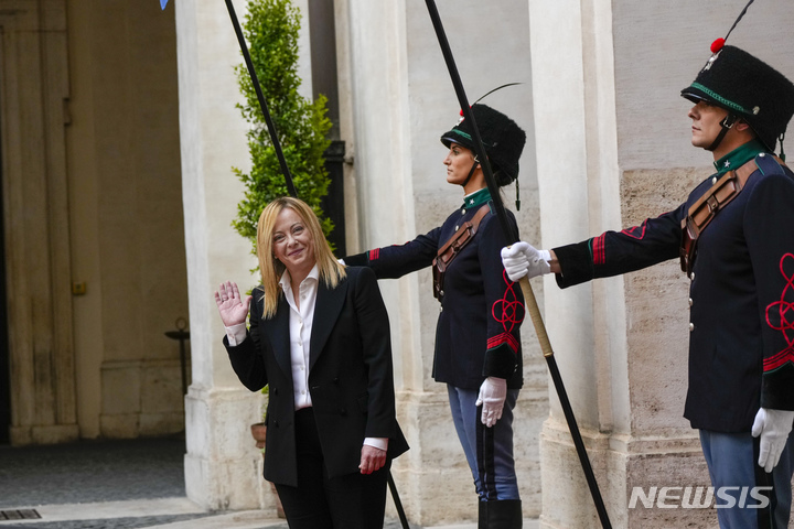[이탈리아=AP/뉴시스] 조르자 멜로니 이탈리아 신임 총리가 23일(현지시간) 인도식을 위해 대통령궁 사무실에 도착하고 있다. 2022.10.24.