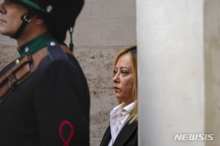 [이탈리아=AP/뉴시스] 조르자 멜로니 이탈리아 신임 총리가 23일(현지시간) 인도식을 위해 대통령궁 사무실에 도착하고 있다. 2022.10.24.