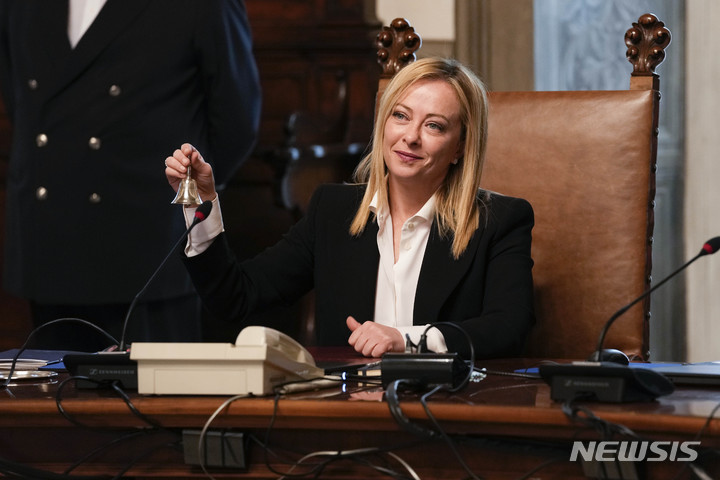 [이탈리아=AP/뉴시스] 조르자 멜로니(45) 이탈리아 신임 총리가 23일(현지시간) 대통령 관저인 로마 퀴리날레 궁 총리 사무실에서 열린 첫 내각회의에서 내각 장관의 종을 울리고 있다. 2022.10.24.