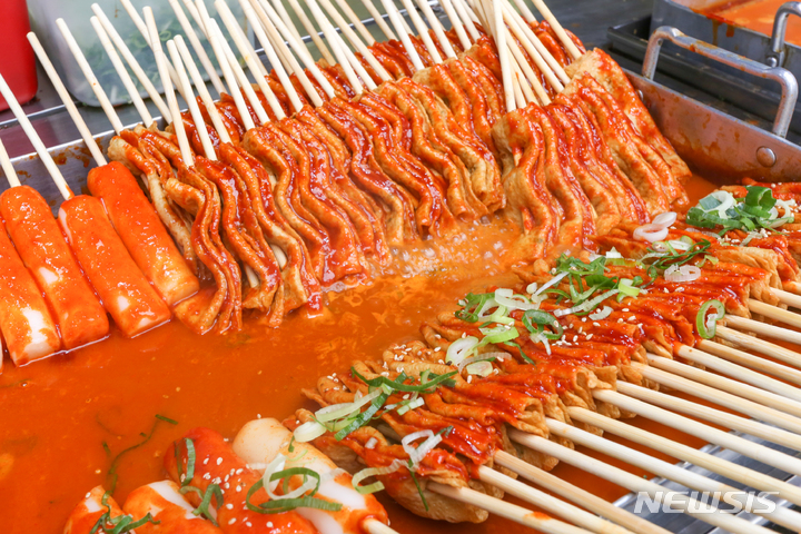 [서울=뉴시스] (충북 제천) 빨간오뎅은 제천의 식문화를 담고 있다-채지형 촬영. (사진=한국관광공사 제공) 2022.10.24. photo@newsis.com *재판매 및 DB 금지