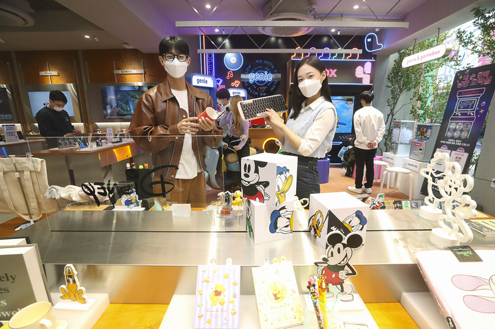 [서울=뉴시스]KT가 대구광역시 동성로에 젠지(Gen-Z) 세대를 겨냥한 컨셉형 통신 매장 ‘동성로 애드샵(Add Shop)’을 오픈했다고 24일 밝혔다. (사진=KT 제공) 2022.10.24 photo@newsis.com *재판매 및 DB 금지