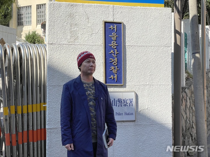 [서울=뉴시스] 구동완 기자 = 서울 용산구 대통령실 인근 삼각지역 일대에 윤석열 대통령을 풍자하는 포스터를 게재한 이병하 작가가 지난해 10월24일 경찰에 피의자 신분으로 출석해 조사를 받았다. 2022.10.24. dongwan@newsis.com