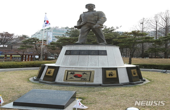 [부천=뉴시스] 정일형 기자 = 안중근공원에 유치한 안중근 동상. (사진은 부천시 제공)