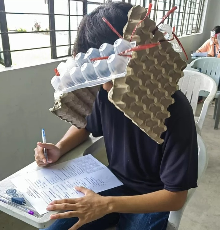 [서울=뉴시스] 계란판과 골판지 등을 이어 붙여 모자를 준비한 학생도 있었다. (사진출처: 페이스북 캡처) 2022.10.24. *재판매 및 DB 금지