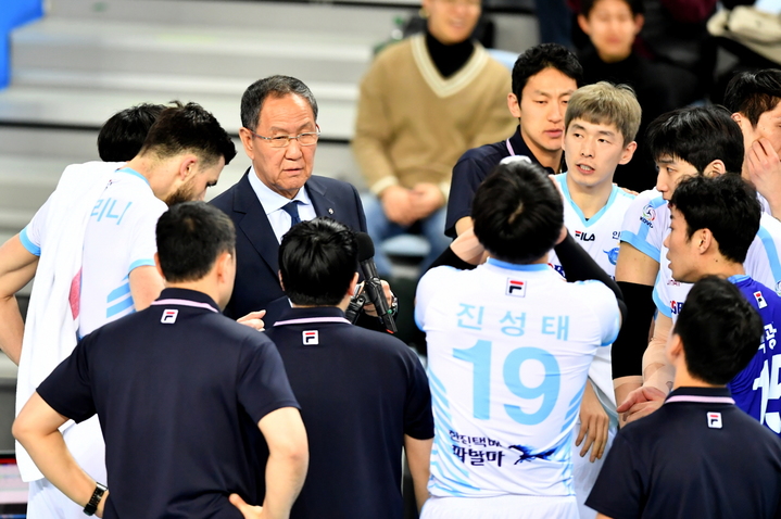 [서울=뉴시스]대한항공 지휘하는 박기원. 2022.10.24. (사진=한국배구연맹 제공)  *재판매 및 DB 금지