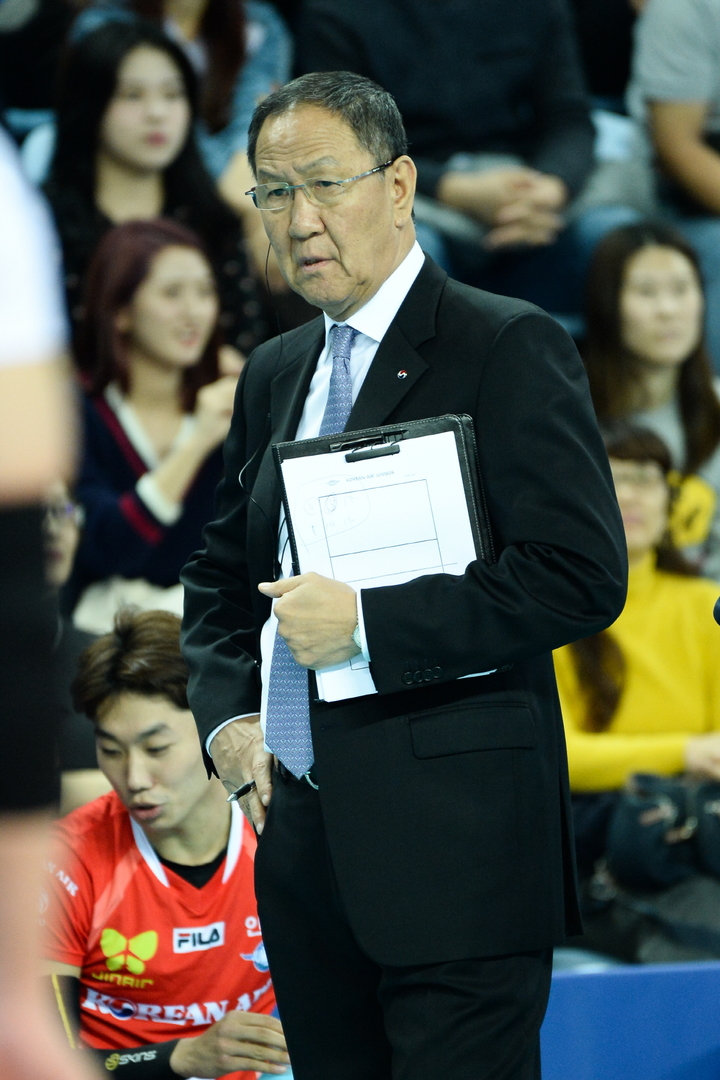 [서울=뉴시스]대한항공 지휘하는 박기원 감독. 2022.10.24. (사진=한국배구연맹 제공) *재판매 및 DB 금지