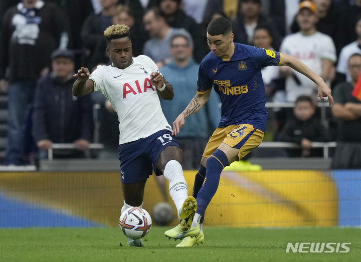 [런던=AP/뉴시스]뉴캐슬 알미론이 토트넘 세세뇽과 공을 다투고 있다. 2022.10.24.