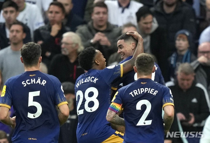 [런던=AP/뉴시스]토트넘전에서 골을 넣은 뉴캐슬 알미론이 동료들과 기뻐하고 있다. 2022.10.24.