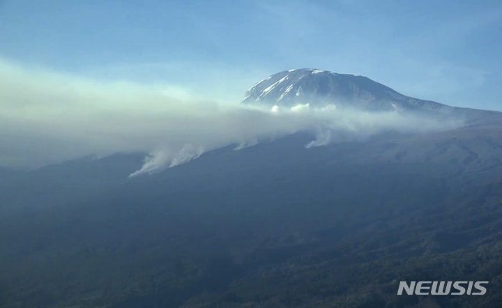 [다르에스살람( 탄자니아)=&nbsp; 신화/뉴시스] 23일 연기속에 잠겨 있는 킬리만자로 산 ( 탄자니아 관광청 제공 동영상 사진).&nbsp; 