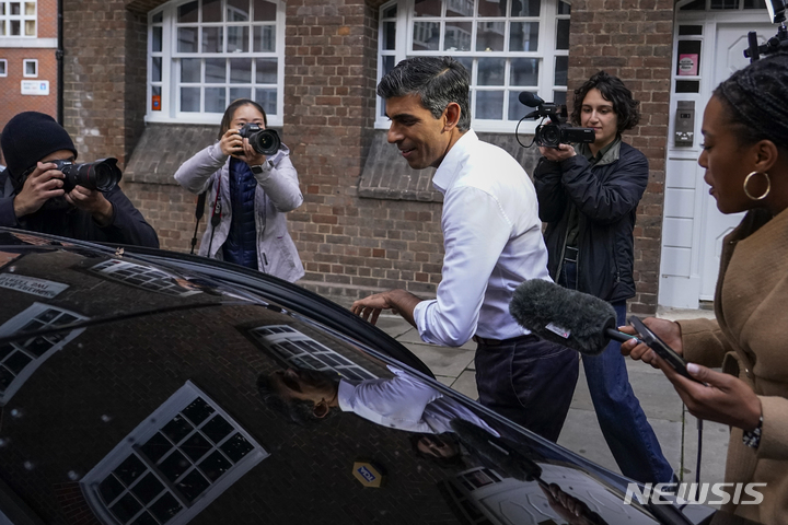 [런던=AP/뉴시스] 리시 수낵 영국 전 재무장관이 23일(현지시간) 런던에 있는 그의 선거사무소를 나서고 있다. 수낵 전 장관은 영국의 차기 보수당 대표와 리즈 트러스 총리의 후임으로 급부상하고 있다. 2022.10.24.