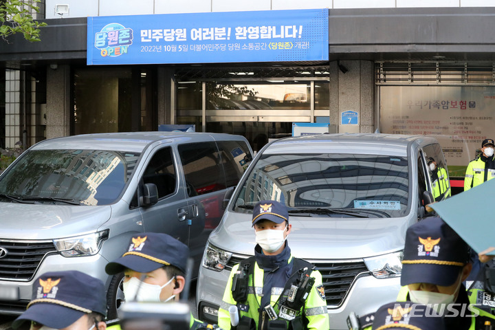 [서울=뉴시스] 최진석 기자 = 김용 민주연구원 부원장의 불법 정치자금 수수 혐의를 수사 중인 검찰이 24일 서울 여의도 더불어민주당사 내 민주연구원에 대한 압수수색을 재시도한 가운데 당사 입구에 검찰 차량이 주차돼있다. 2022.10.13. myjs@newsis.com